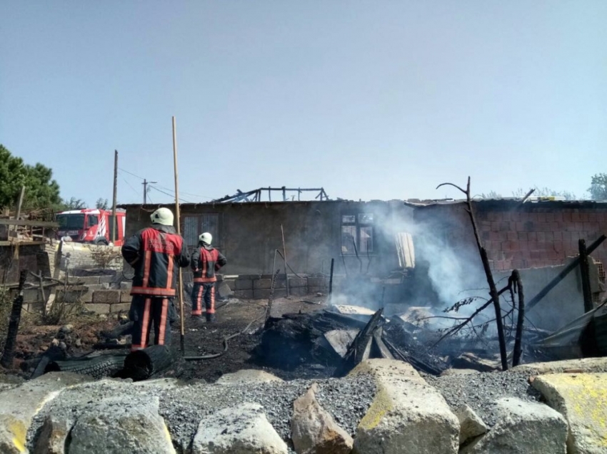 Çocukların ateşle oyunu 3 evi yaktı