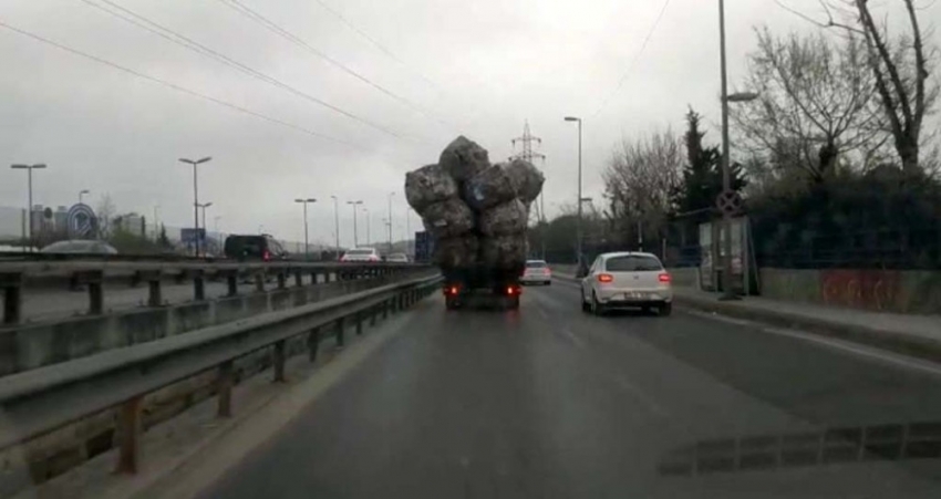 Aşırı yüklenen kamyon görenleri şaşkına çevirdi