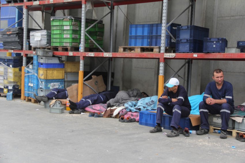 Eylemdeki işçiler fabrika bahçesinde uyuyor