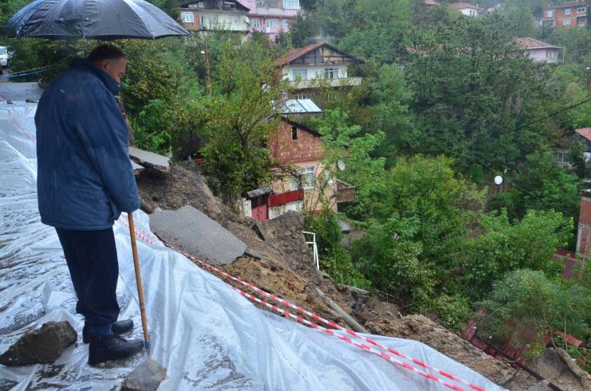 Heyelanda bir ev toprak altında kaldı