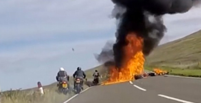 Kafa kafaya çarpışan motosikletler alev alev yandı