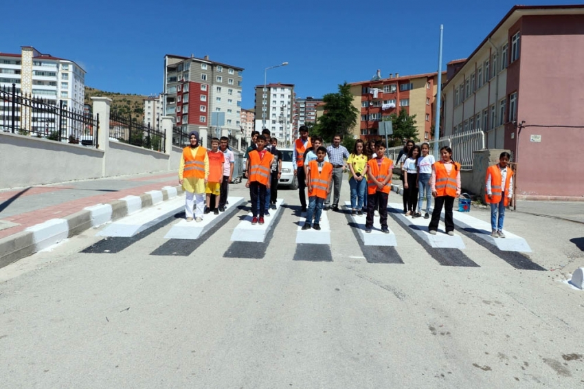 Çocuklardan üç boyutlu yaya geçidi