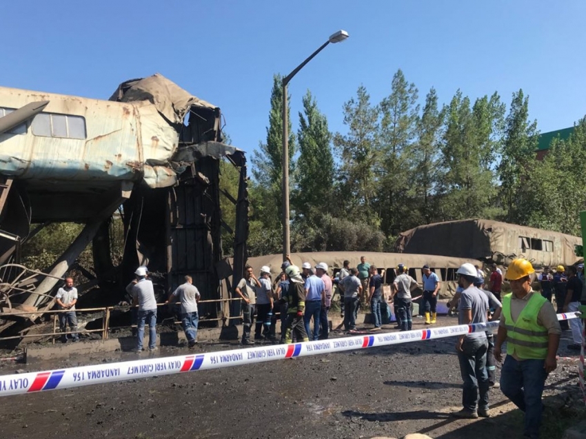 Kömür bandının altındaki işçiler mesaiye kalmış