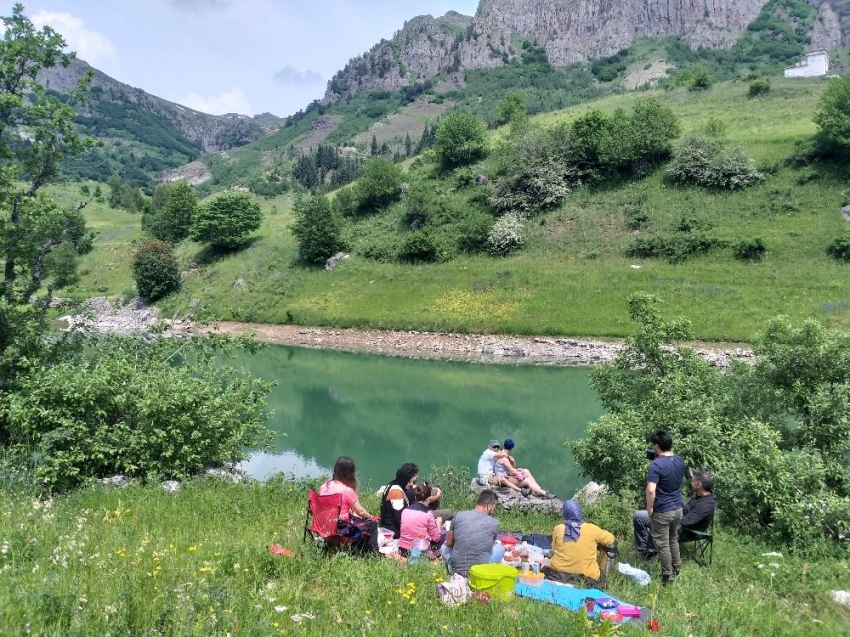 Bin 800 rakımlı köyde kamp keyfi