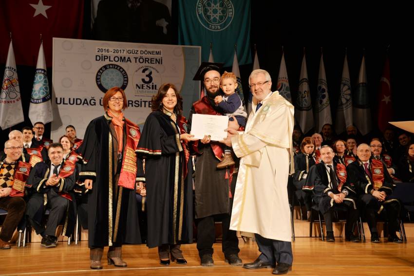 Bursa'da kucağında çocuğuyla diplomasını aldı