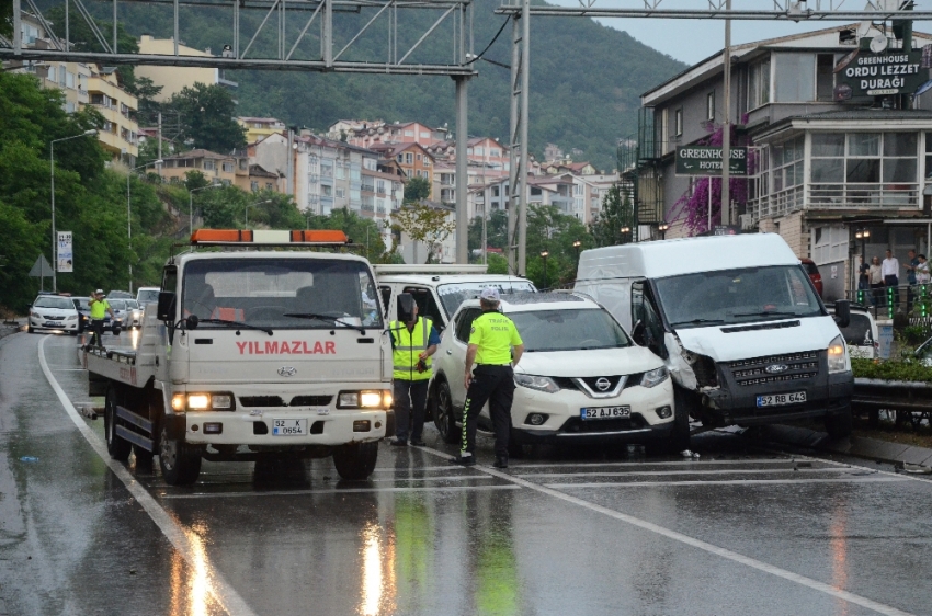 Karadeniz Sahil Yolu’nda 5 araç birbirine girdi: 4 yaralı