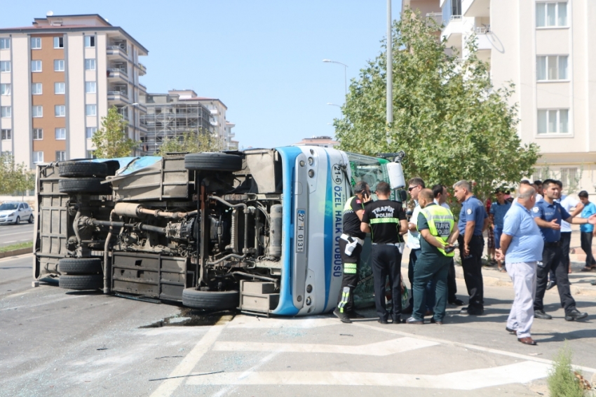 Halk otobüsü ile ticari taksi çarpıştı: 18 yaralı