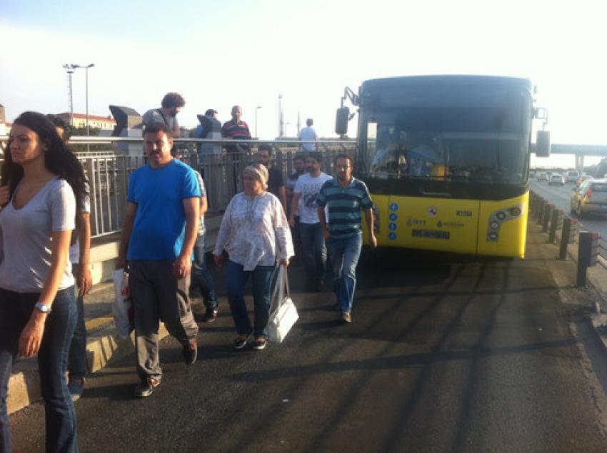 Metrobüs arıza yaptı, yolcular yola döküldü