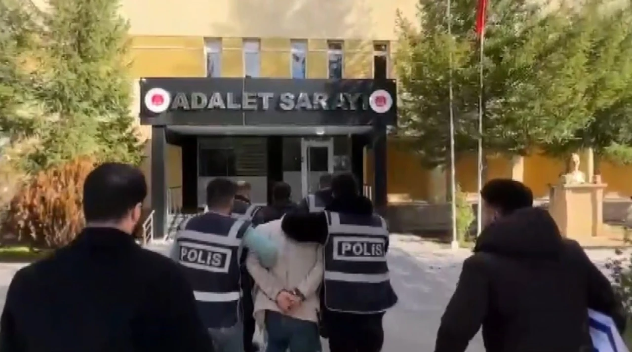 19 ilde 36 vatandaşı dolandıran ve 20 yıl hapis cezası bulunan suç makineleri Bayburt polisi tarafından yakalandı
