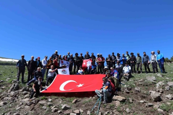 19 Mayıs için karlı dağlarda yürüdüler
