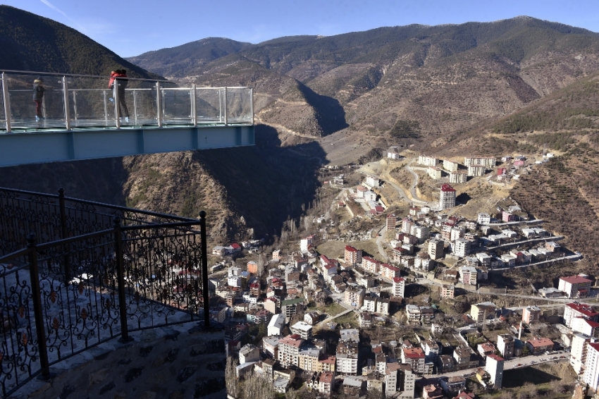 Torul Kalesi cam seyir terası hayran bırakıyor