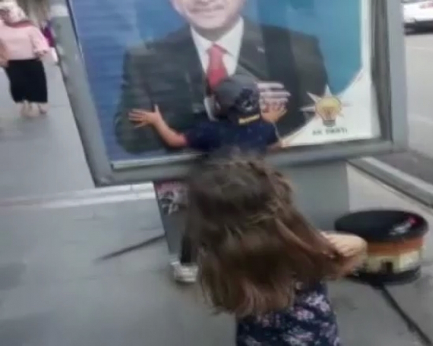 Minikler Erdoğan afişini görünce...