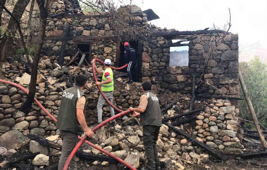 4 katlı tarihi binada çıkan yangın korkuttu