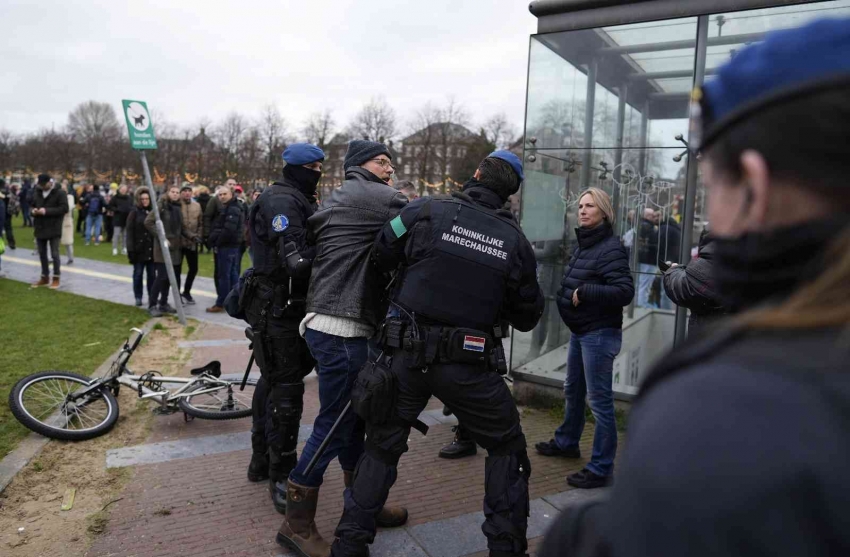 Hollanda’daki Covid-19 protestolarında 30 kişi gözaltına alındı, 4 polis yaralandı