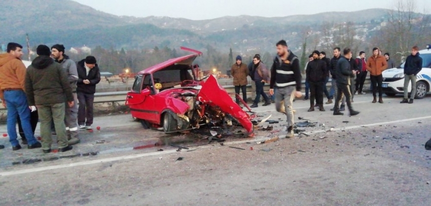 Otomobiller kafa kafaya çarpıştı: 2 ölü, 1 yaralı