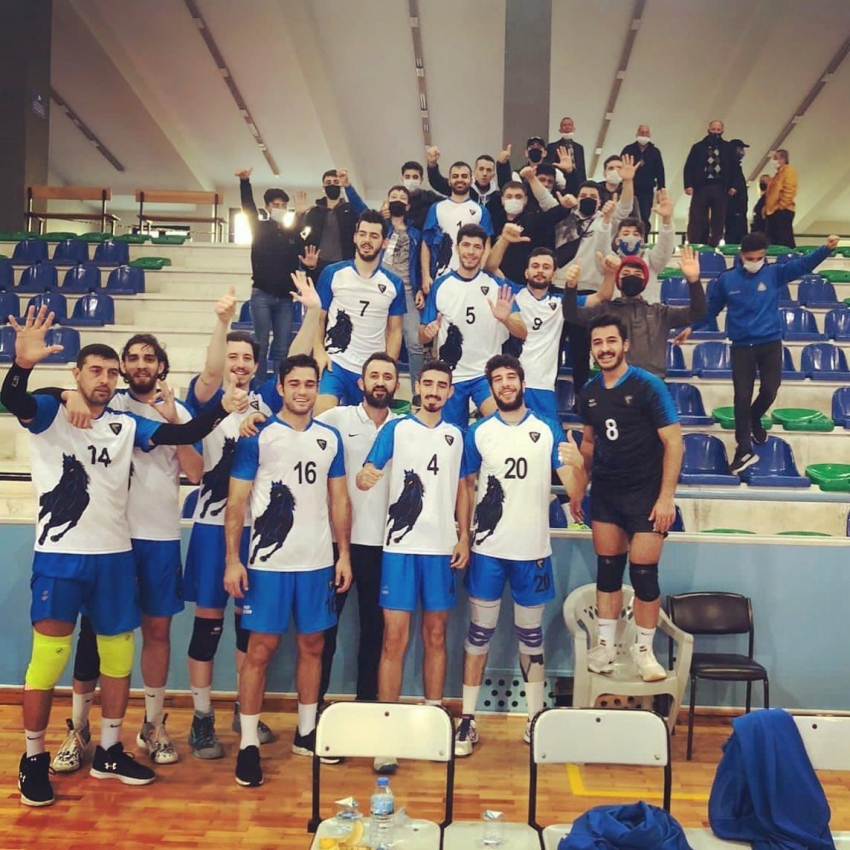 Karacabey Belediyespor voleybolda farkı açıyor