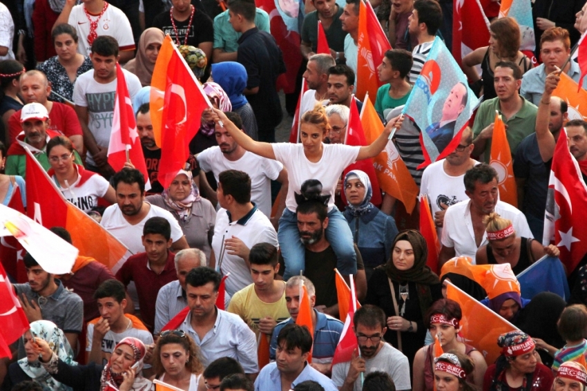 İzmir’de darbe girişimine karşı demokrasi nöbeti