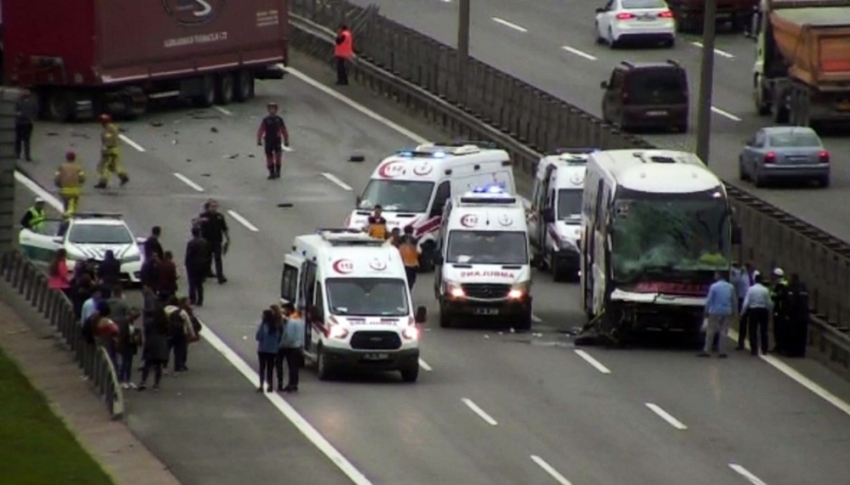 Pendik’te tır ile yolcu otobüsü çarpıştı: Trafik durdu