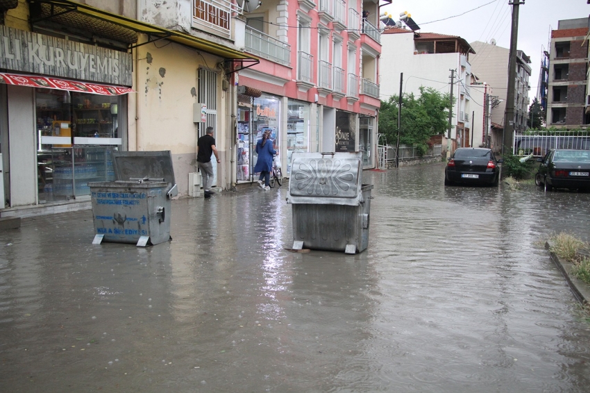 Sağanak yağış Kula’da hayatı olumsuz etkiledi