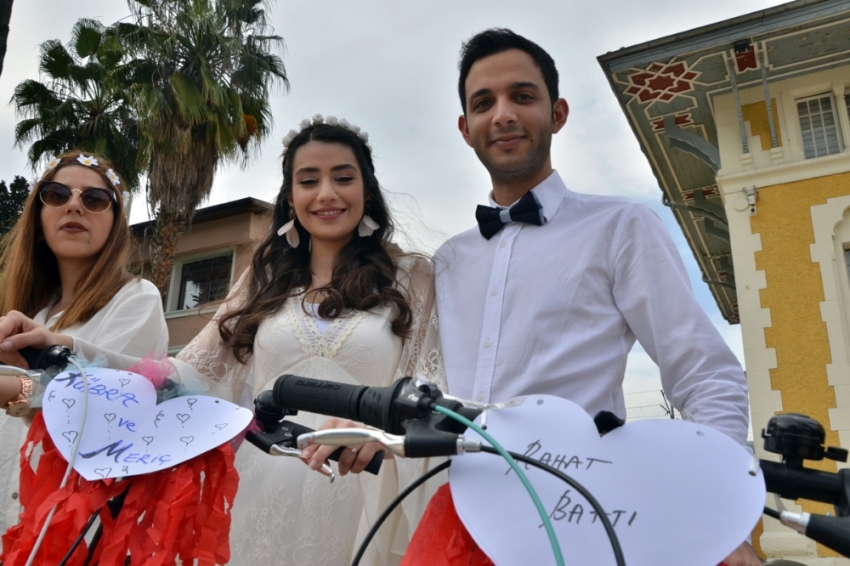 Gelin ve damat bisikletli konvoyla mutluluğa pedal çevirdi