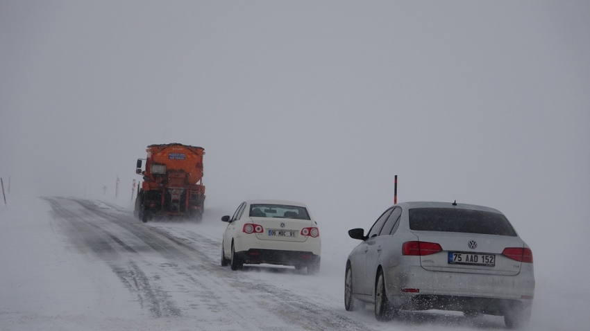 Ardahan’da ulaşıma kar, tipi ve sis engeli