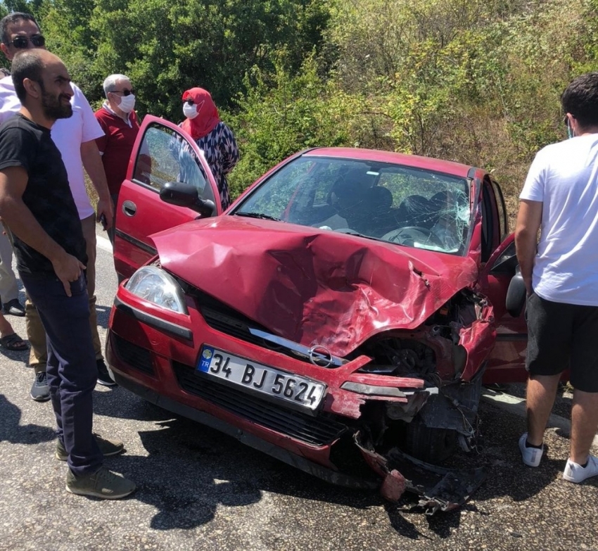 Otomobil kamyonla kafa kafaya çarpıştı: 1 yaralı