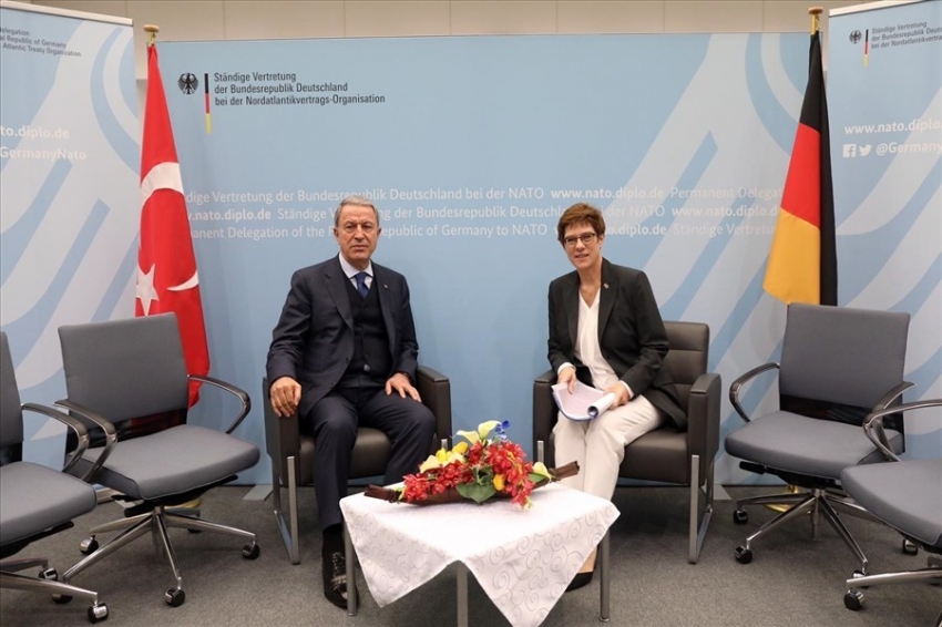 Bakan Akar, Karrenbauer'le telefonda görüştü