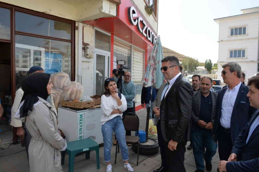 Vali Okay Memiş, deprem bölgesinde