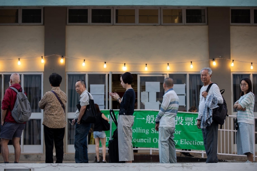 Hong Kong’daki yerel seçimlere rekor katılım