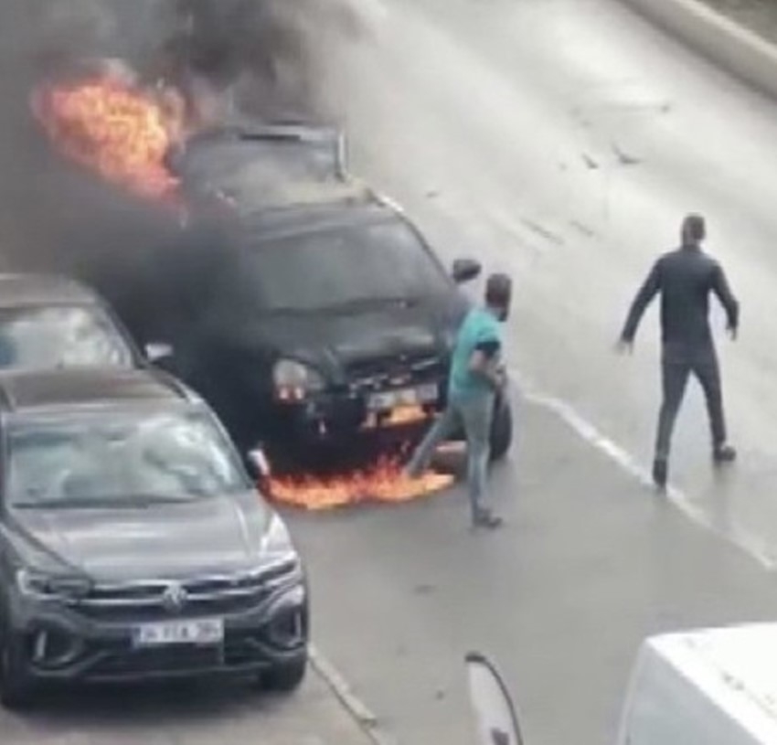 Cinnet getiren şahıs aracını ateşe verdi: 1 ölü, 3 yaralı