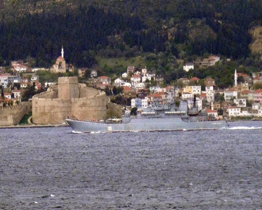 Rus savaş gemisi Çanakkale Boğazı’ndan geçti