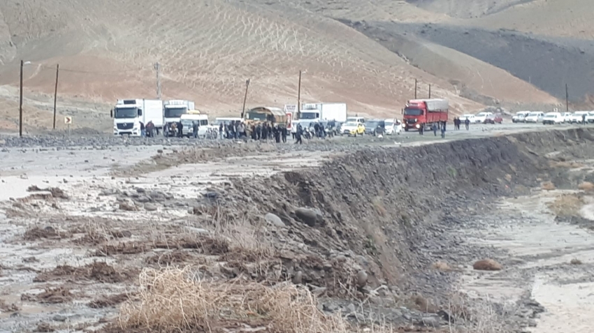 Iğdır’da yağmur sonrası heyelan: Iğdır-Erzurum yolu kapandı