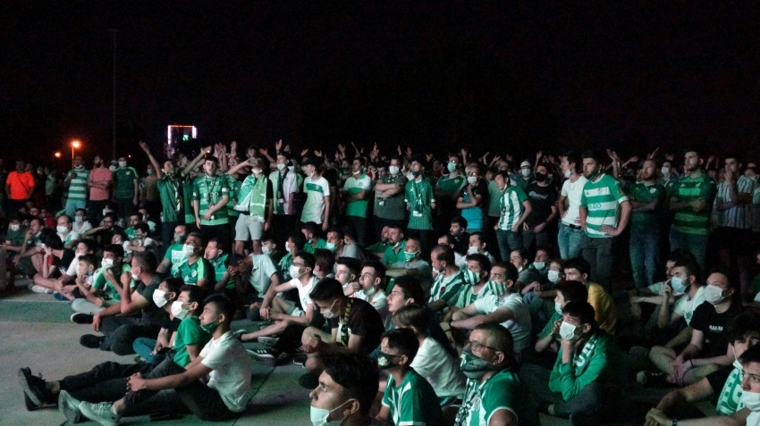 Bursaspor taraftarı maçı dev ekrandan izledi