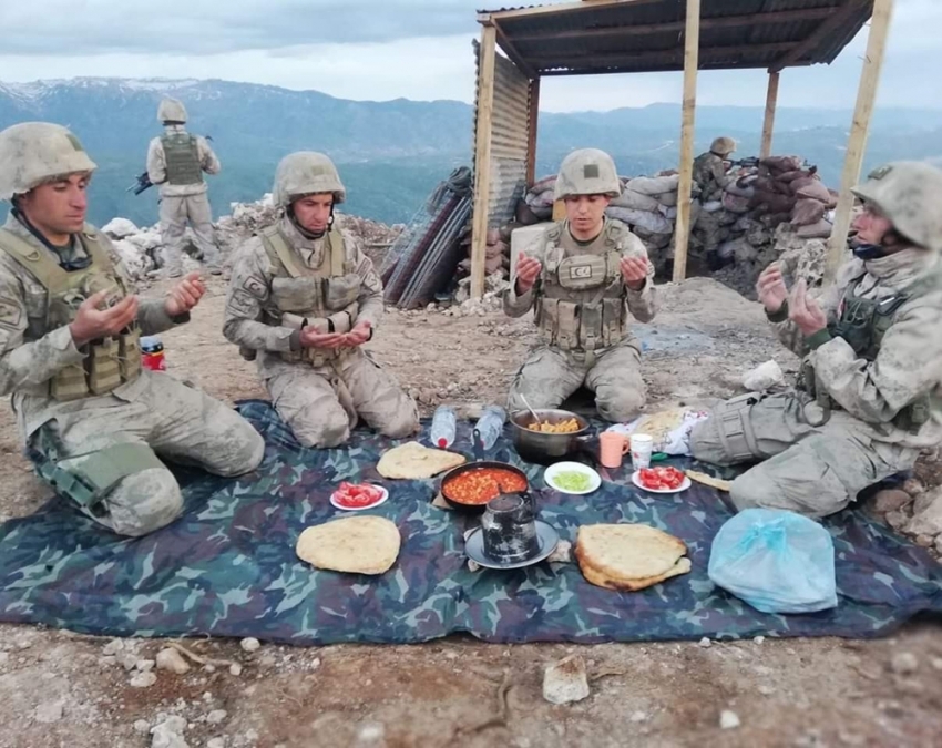 Siirt’te Mehmetçik görev başında iftarını açıyor