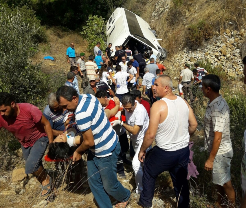 Tur midibüsü şarampole yuvarlandı: 2 ölü