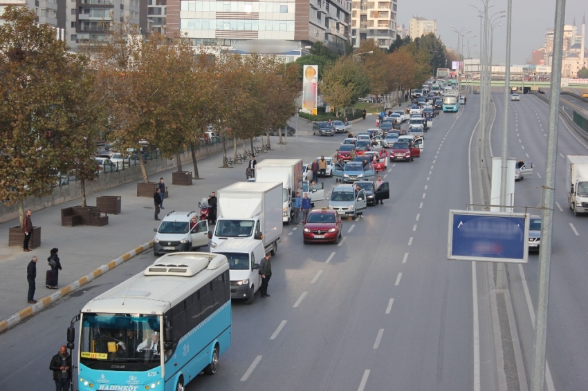 9'u 5 geçe E-5'te trafik durdu