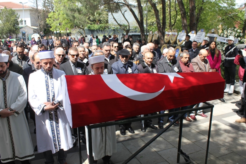 Eski Milli Savunma Bakanı son yolcuğuna uğurlandı