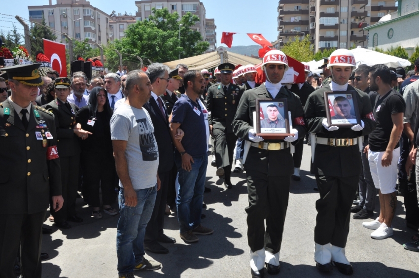 İzmir şehitlerini son yolculuğuna uğurladı