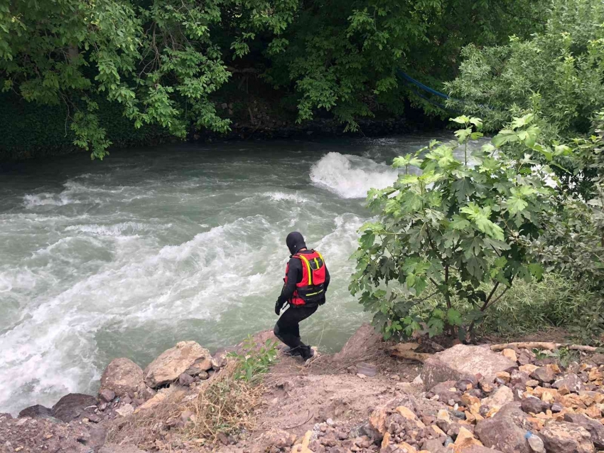 Çayda akıntıya kapılan sağlıkçıyı arama çalışmaları 9’uncu gününde