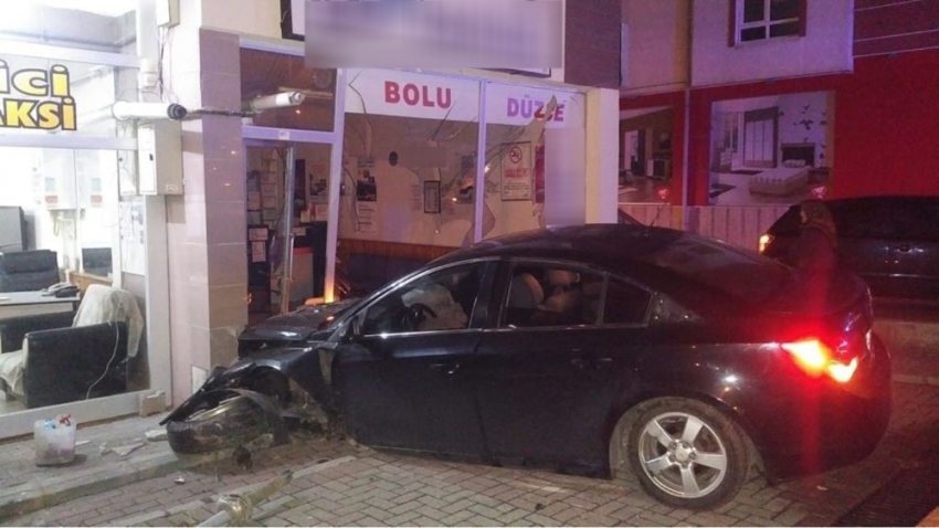 Otomobil, otobüs yazıhanesine çarptı: 5 yaralı