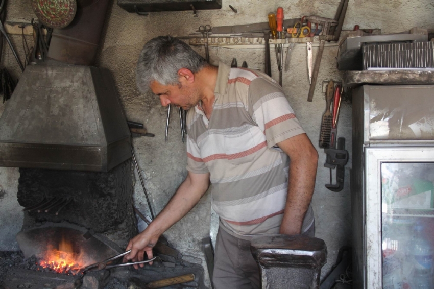 Bıçakçılardan bin 400 derece sıcağa leğenli çözüm