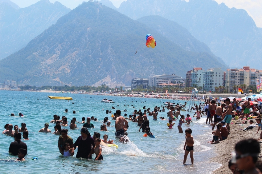 Antalya’da sahillerde hafta sonu yoğunluğu