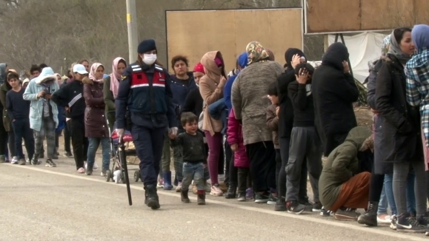 Kadın komutan mültecilerin gönlünü fethetti