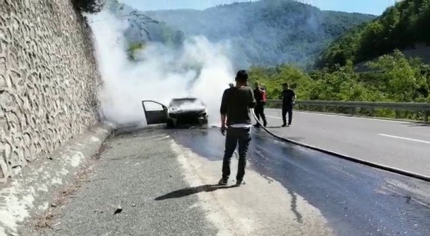 Seyir halindeki otomobil alev alev yandı