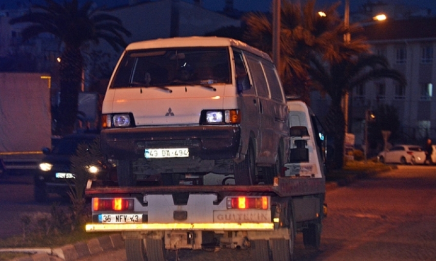 Kaçakları taşıyan minibüs polise çarptı