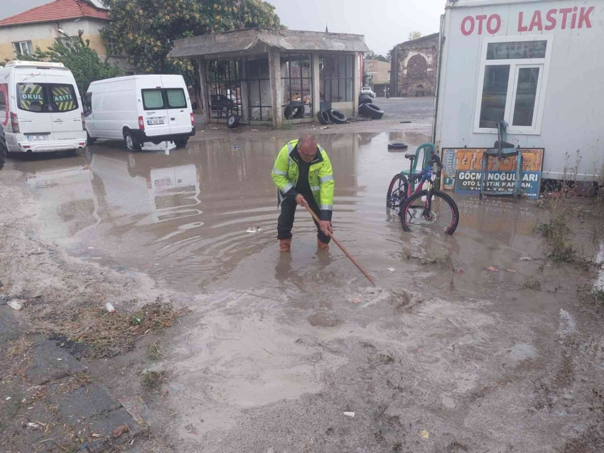 Yağmur sonrası yollar göle döndü