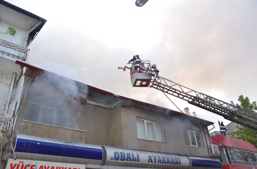 Ayakkabı deposunda yangın paniği