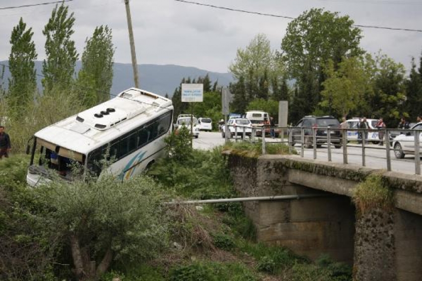 Orhangazi'de midibüs yoldan çıktı: 11 yaralı