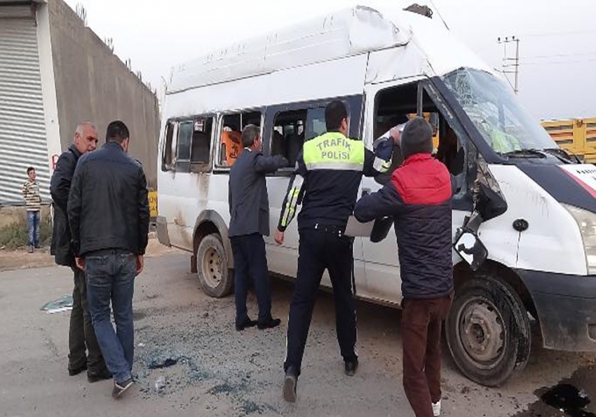 Öğrenci servisi kaza yaptı: 15 yaralı