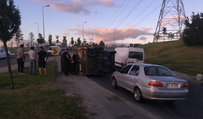 Esenlerde kargo minibüsü devrildi, sürücü kazayı hafif sıyrıklarla atlattı